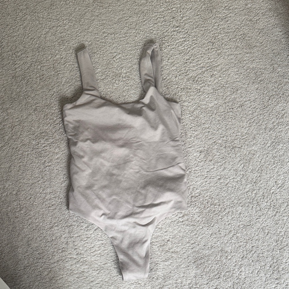 VUORI BODY SUIT WOMENS SIZE SMALL; CREAM/CLAY